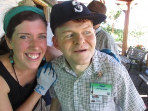 Paul se ofrece como voluntario en los jardines de aprendizaje del Banco de Alimentos de Oregón con Jackie