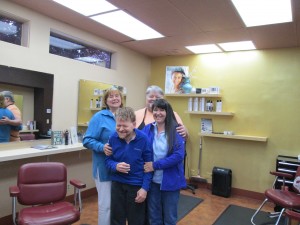 Paul (frente) con su tía Pam, y sus primos Tim y Jamela en el salón de la familia Connections en el noroeste de Portland